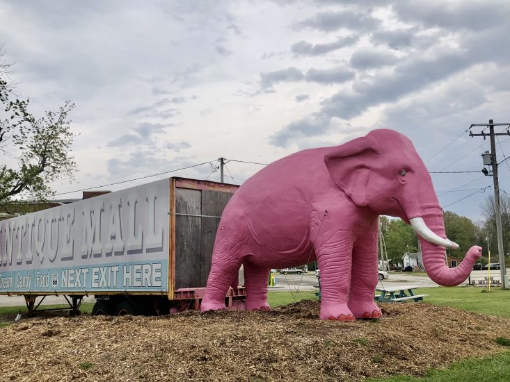Pink Elephant Antique Mall, a must-visit attraction on Illinois Route 66. 