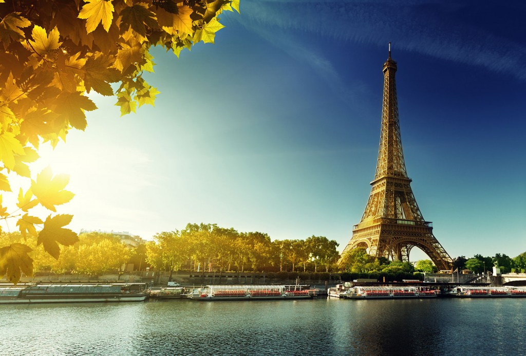 shutterstock_208092001_france_paris_eiffel_autumn1600x1084