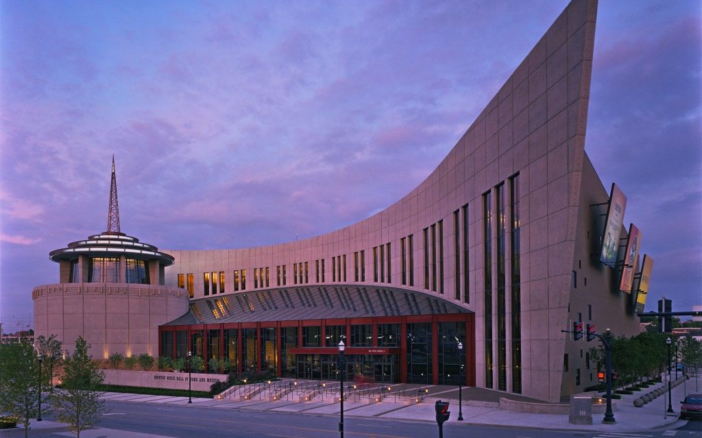 Country Music Hall of Fame Captivates Groups in Nashville