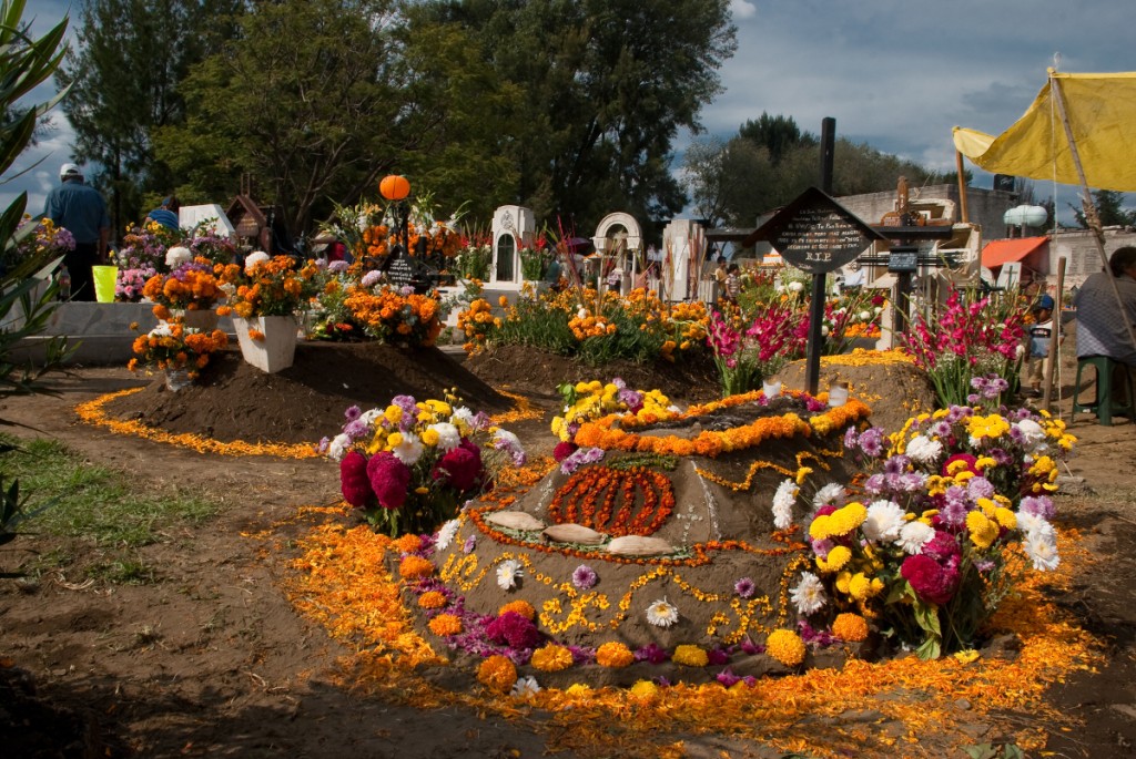 Day_of_the_Dead_at_Tecomitl_Cemetery