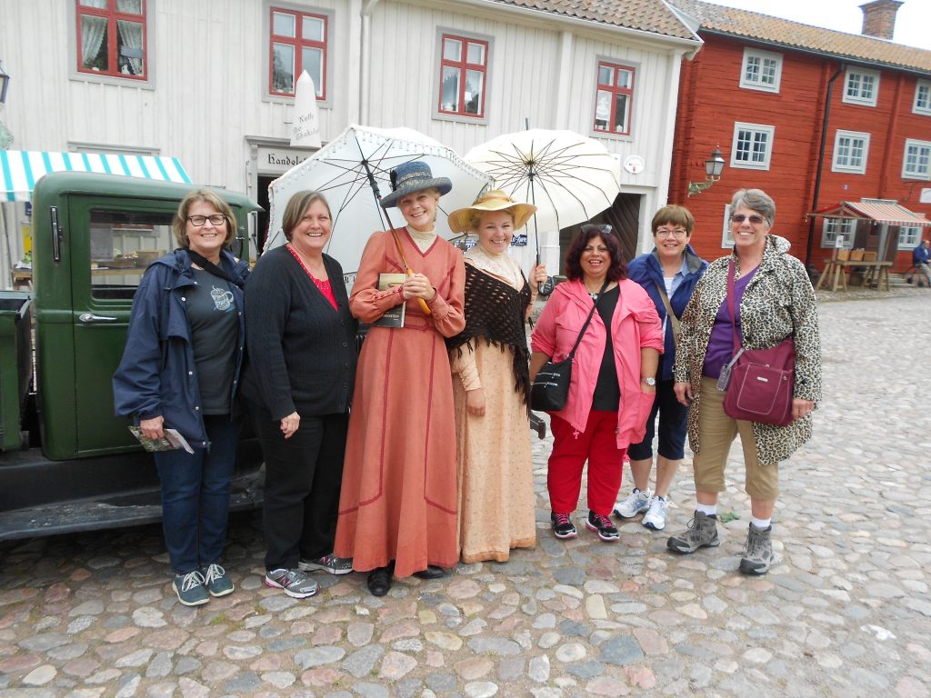 2015 Norway-Sweden Linköping ladies with costumed greeters GOOD