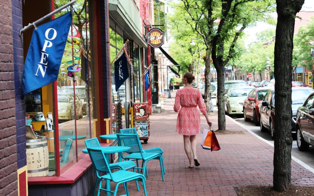 Girl Shopping on Street Gaffer District_1280x800