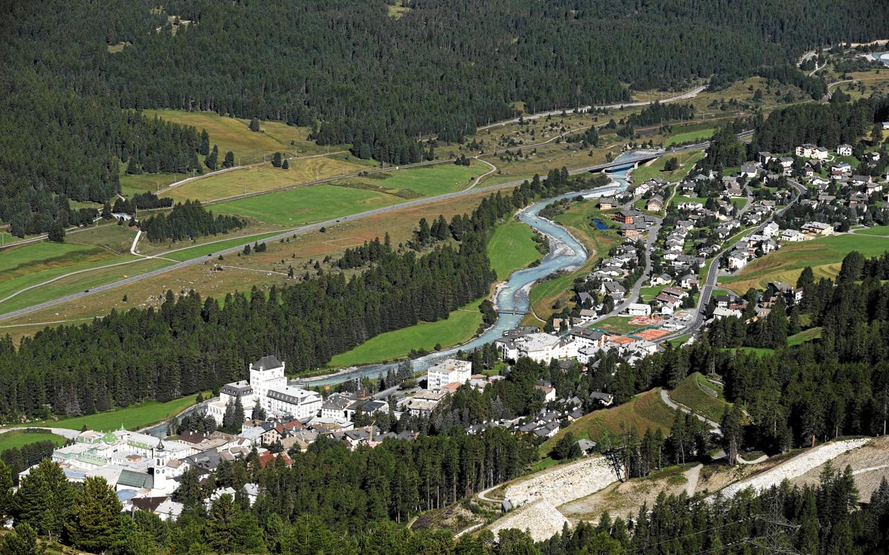 ENGADIN St. Moritz: Das Dorf Pontresina