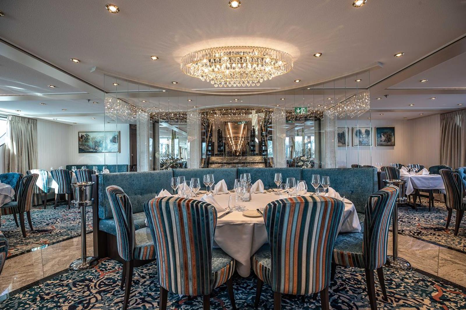 MS George Eliot restaurant 1 - Courtesy of Riviera River Cruises 