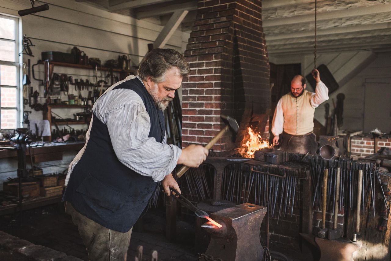 Sitting on 301 acres with 500 public buildings, homes, stores and taverns reconstructed and restored to their original appearances, Colonial Williamsburg revives the spirit of life from the 18th century.