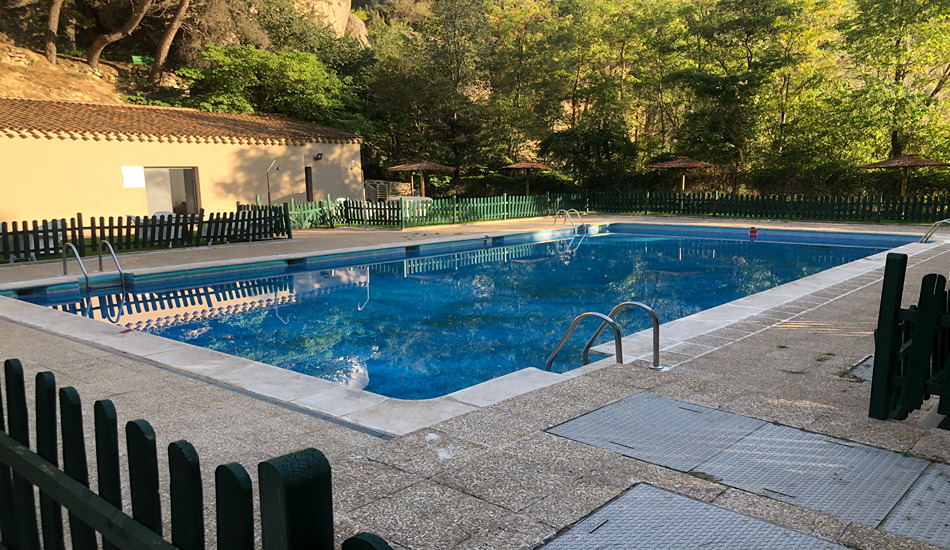 Summer guests can enjoy the parador’s swimming pool.