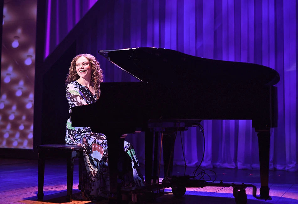 Carole King at the piano during the dinner show