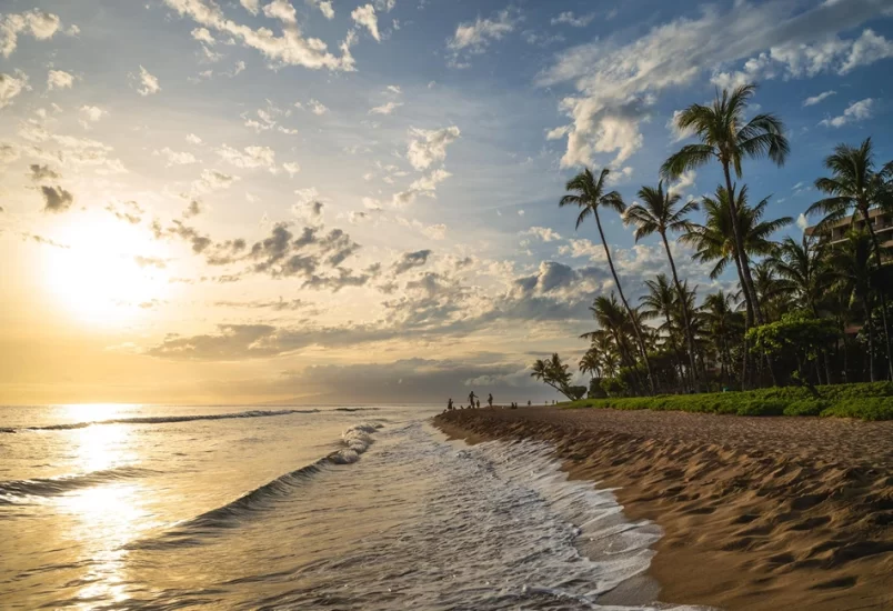 Hawaii, Kaanapali Beach on the island of Maui, also featured in the Jurassic park film. Photo credit Freepik