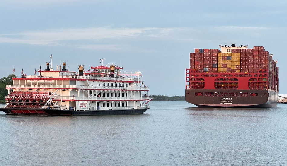 Sightseeing boats and cargo ships ply the Savannah River. (Randy Mink Photo)